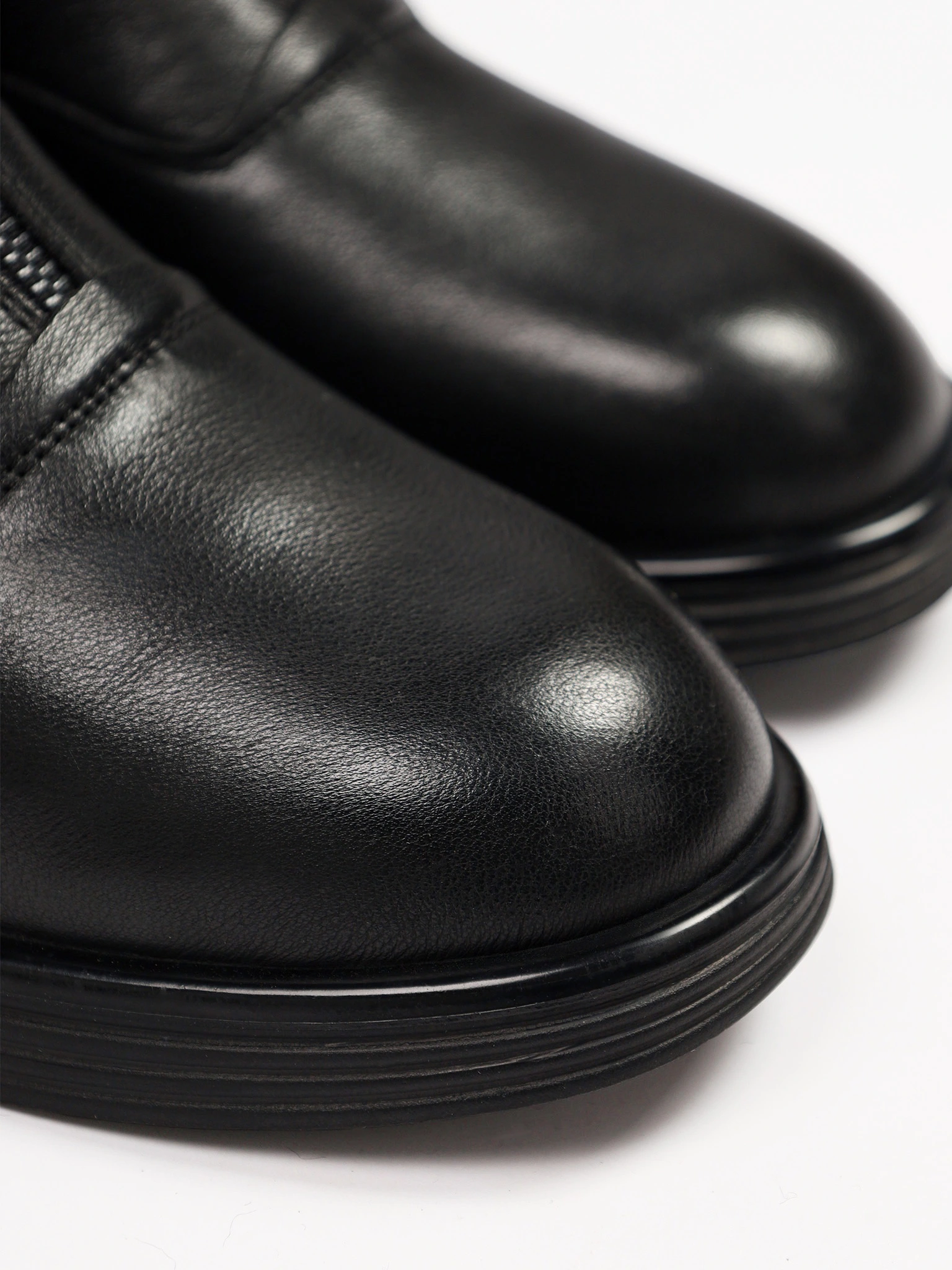 Ботинки черного цвета с декоративной молнией спереди